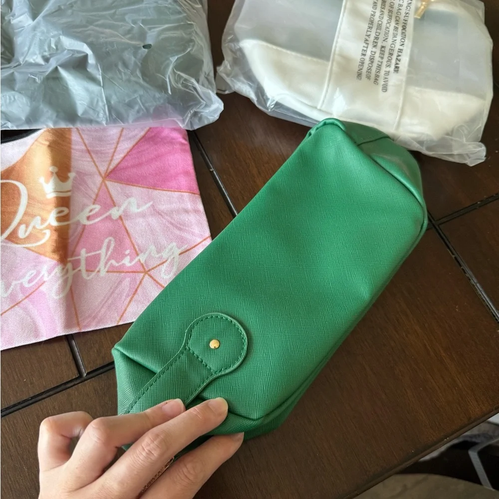Arbonne Emerald Green Cosmetic Pouch